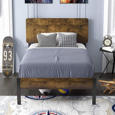 Capítulo gemelo de la cama del metal de la plataforma con los listones de madera del cabecero y del hierro
