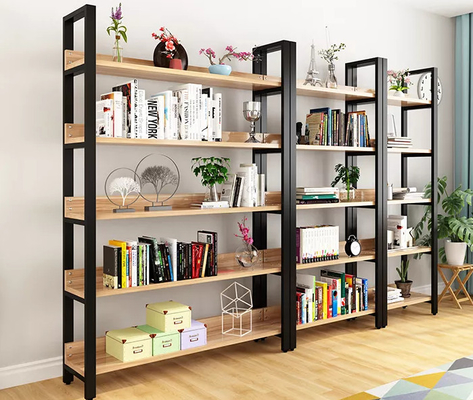 El metal industrial ajustable y los estantes de librería de madera exhiben los estantes para la biblioteca