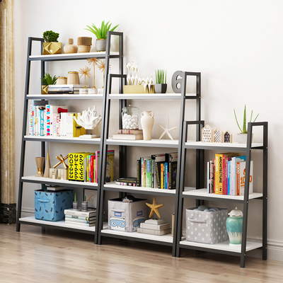 Metal industrial y estantes de librería de madera para la sala de estar de la biblioteca