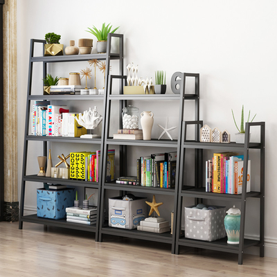 Metal industrial y estantes de librería de madera para la sala de estar de la biblioteca