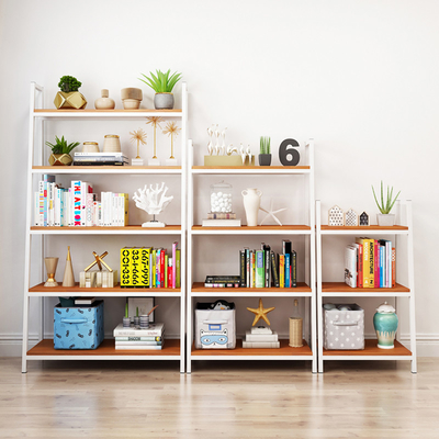 Metal industrial y estantes de librería de madera para la sala de estar de la biblioteca