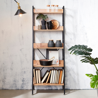 El metal moderno de la escalera de los muebles y los estantes de librería de madera exhiben 5 gradas