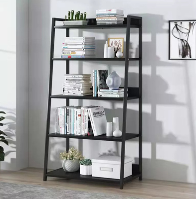 El metal moderno de la escalera de los muebles y los estantes de librería de madera exhiben 5 gradas