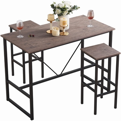 La mesa de comedor y la silla rústicas del cortijo del metal del ODM fijaron con dos sillas