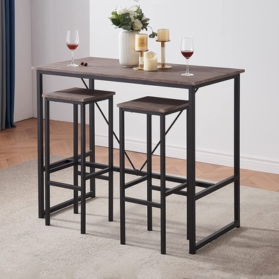 La mesa de comedor y la silla rústicas del cortijo del metal del ODM fijaron con dos sillas