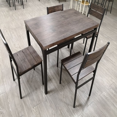 La mesa de comedor negra de madera casera fijó 4 sillas de Seater con el marco metálico