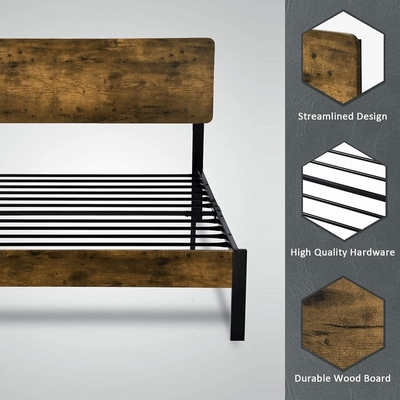 Capítulo gemelo de la cama del metal de la plataforma con los listones de madera del cabecero y del hierro